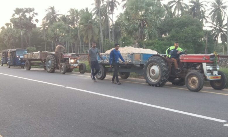 மணல் அகழ்வில் ஈடுபட்ட இரு உழவு இயந்திரங்கள் கைப்பற்றல்!