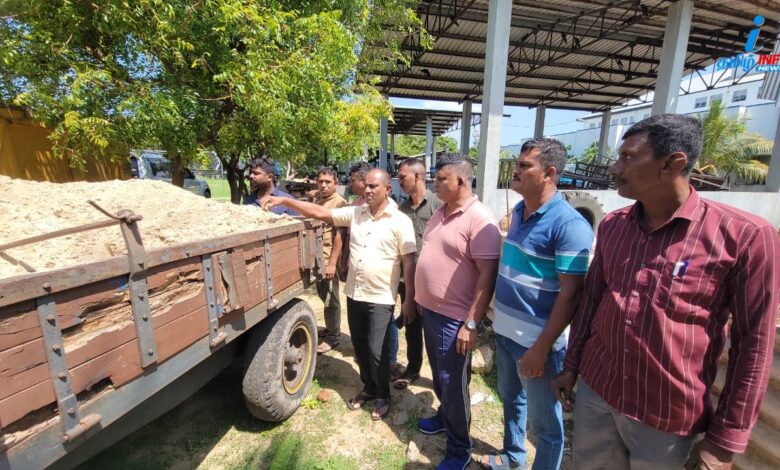 சட்டவிரோத மணல் அகழ்வில் ஈடுபட்ட இருவர் கைது – இரு உழவு இந்திரங்கள் கைப்பற்றல்!