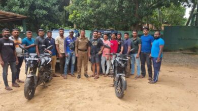 வடமராட்சியில் இளைஞன் கொலைக்கான வழக்கில் கைது செய்யப்பட்ட இருவரை போலீசார் அம்பாறையில் எடுத்துச் செல்லும் காட்சி