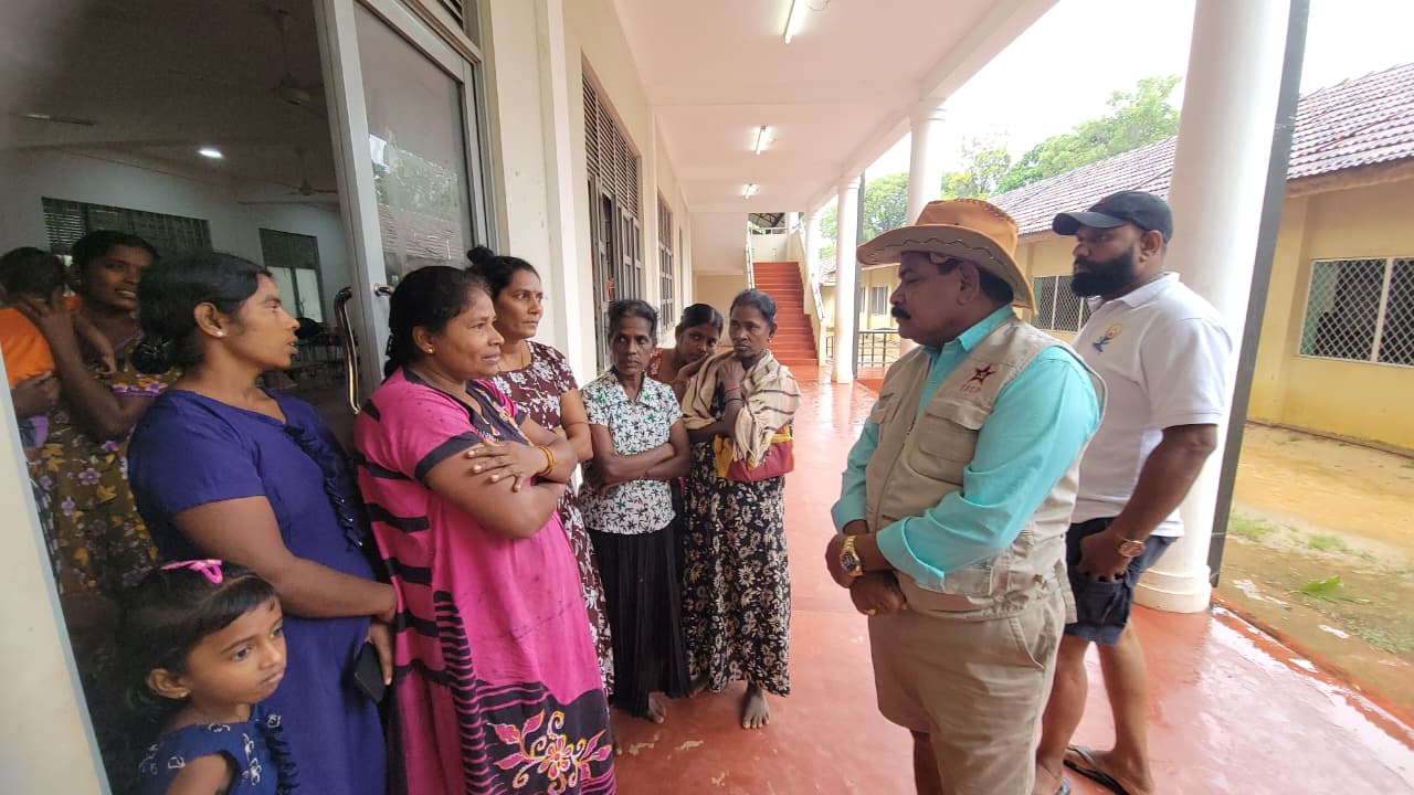 தென்மராட்சியில் பாதிக்கப்பட்ட மக்களை பார்வையிடும் அமைச்சர் சந்திரசேகர்