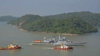 திருகோணமலையில் இந்திய நிவாரணப் பொருட்கள் வழங்கப்படுகிற தருணம்