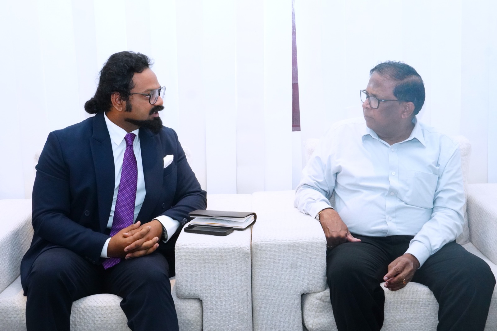 வடக்கு மாகாண ஆளுநரை சந்திக்கும் இந்திய துணைத்தூதுவரின் சந்திப்பு நிகழ்வு படம்