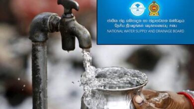 சேதமடைந்த குடிநீர் விநியோக வலையமைப்பை சரிசெய்ய தொழிலாளர்கள் மேற்கொள்ளும் புனரமைப்பு பணிகள்