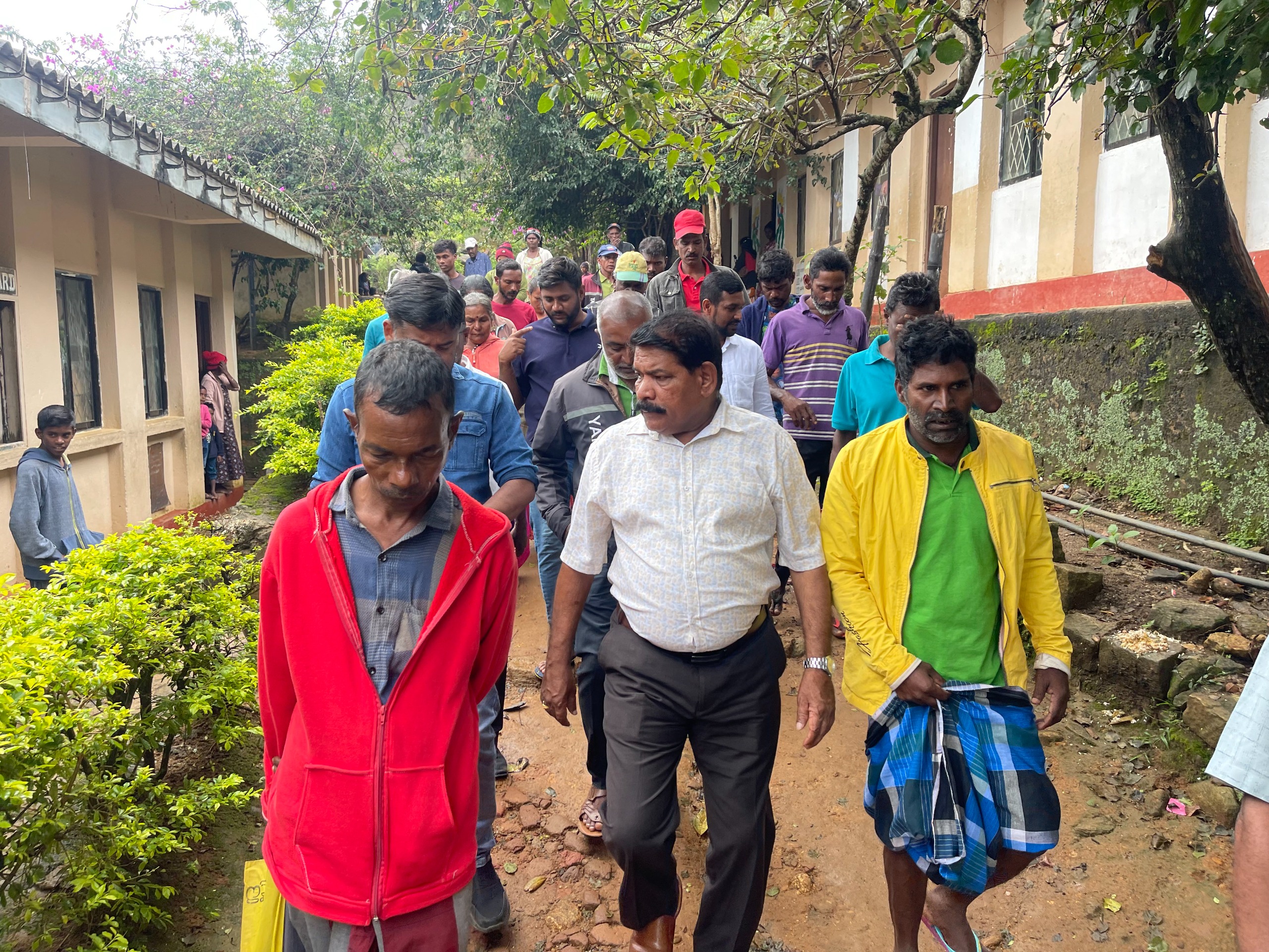 நுவரெலியாவில் பாதிக்கப்பட்ட மக்களை சந்தித்த அமைச்சர் சந்திரசேகர்!