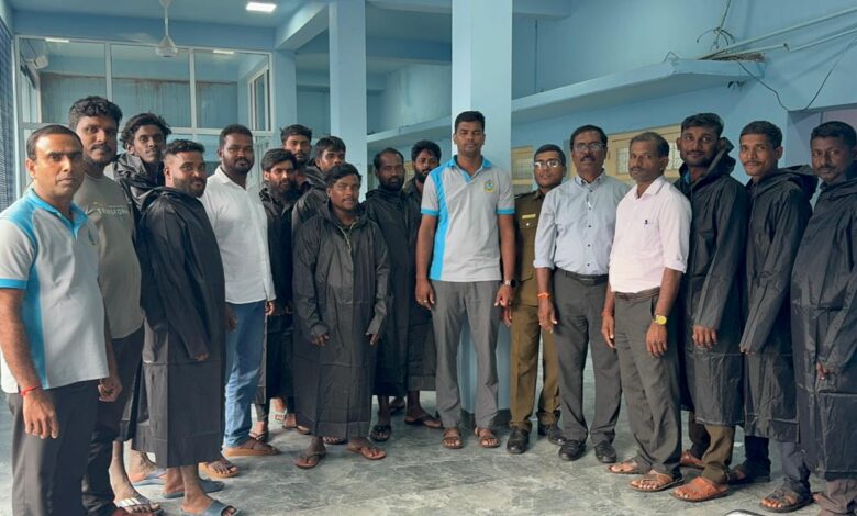 அனர்த்த நேரத்தில் பணியாற்றிய ஊழியர்களுக்கு மழை அங்கிகள் வழங்கி வைப்பு.!