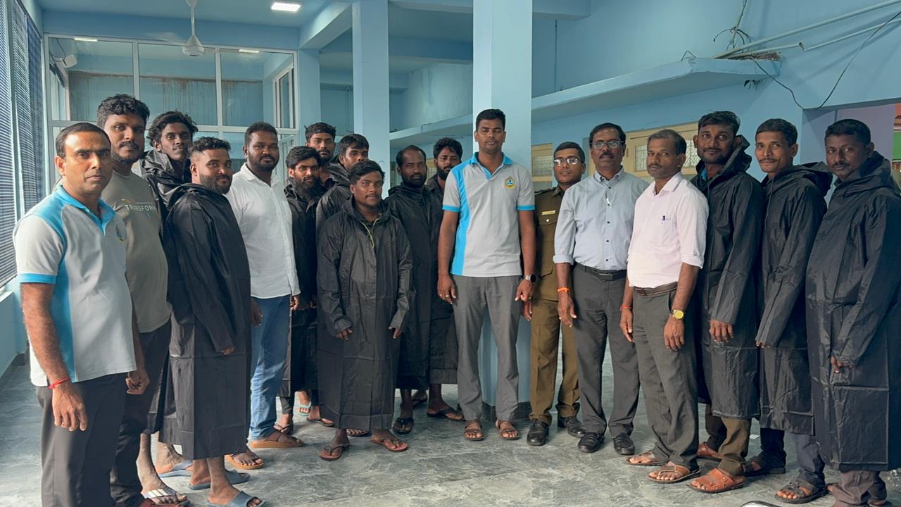 அனர்த்த நேரத்தில் பணியாற்றிய ஊழியர்களுக்கு மழை அங்கிகள் வழங்கி வைப்பு.!