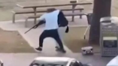 சிட்னி - போண்டி கடற்கரையில் துப்பாக்கிச் சூடு நடத்திய நபரிடமிருந்து துப்பாக்கியைப் பறித்த 'ஹீரோ'!