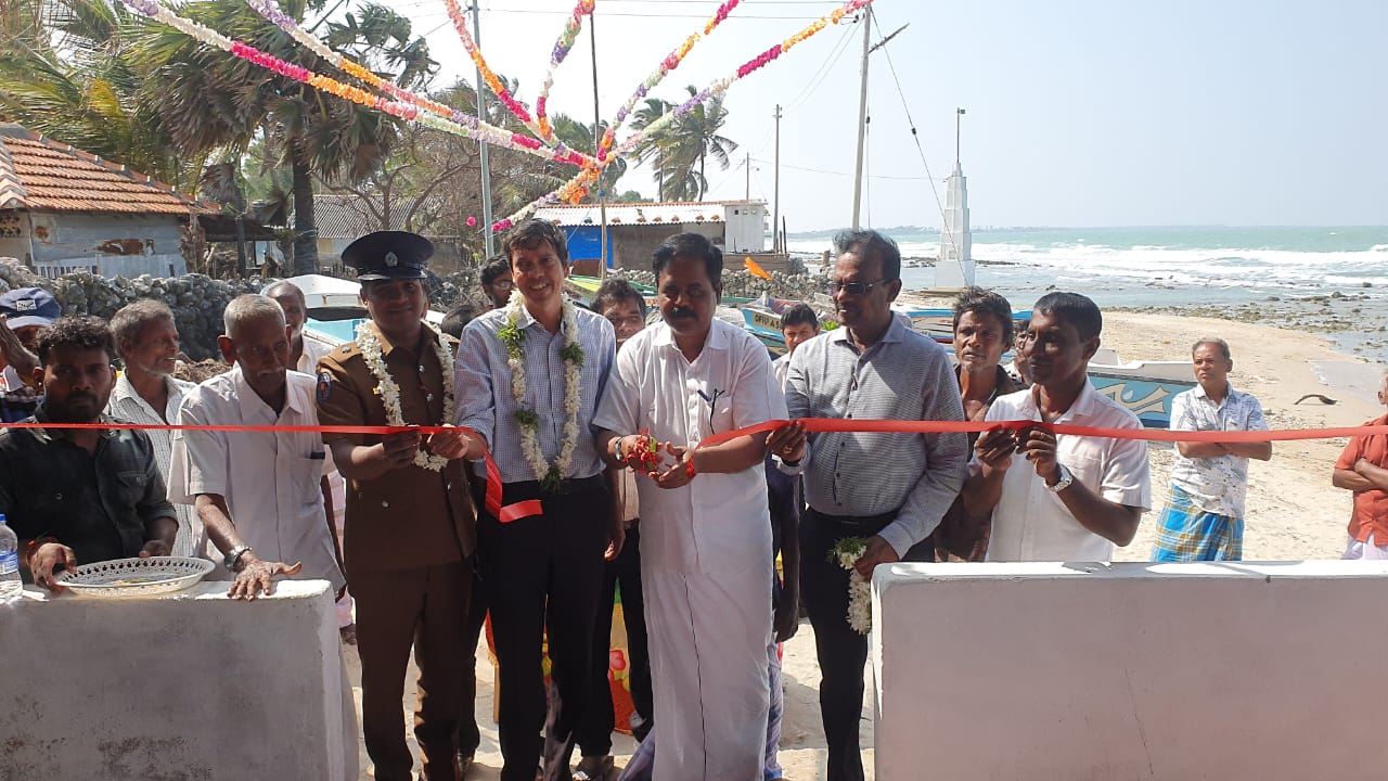 நெடுந்தீவில் கடற்றொழில் சங்க கட்டடத்தை திறந்துவைத்தார் சிறிதரன் எம்.பி.!