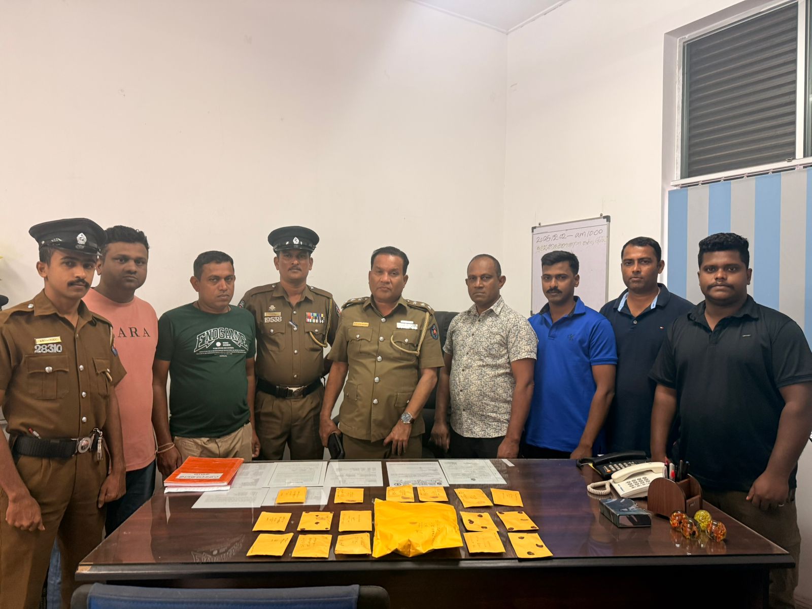 யாழ்ப்பாண நகரில் பாடசாலை மாணவன் உட்பட 10 பேர் போதைப் பொருளுடன் கைதுசெய்யப்பட்டுள்ளனர்.