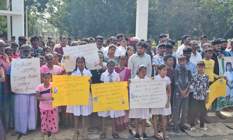 சிறுமி டினோஜாவின் மரணத்துக்கு நீதிகோரி முல்லைத்தீவு வைத்தியசாலை முன்பாக போராட்டம்!