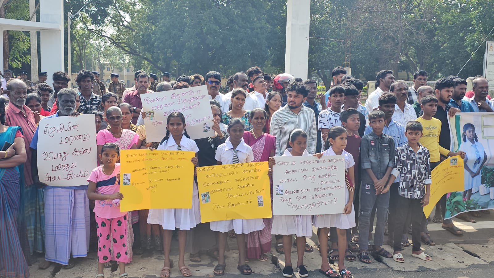 சிறுமி டினோஜாவின் மரணத்துக்கு நீதிகோரி முல்லைத்தீவு வைத்தியசாலை முன்பாக போராட்டம்!