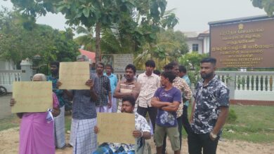 படகு வழங்கலில் முறைகேடு-வடமராட்சி கிழக்கு பிரதேச செயலகம் முன்பாக கவனயீர்ப்பு போராட்டம்