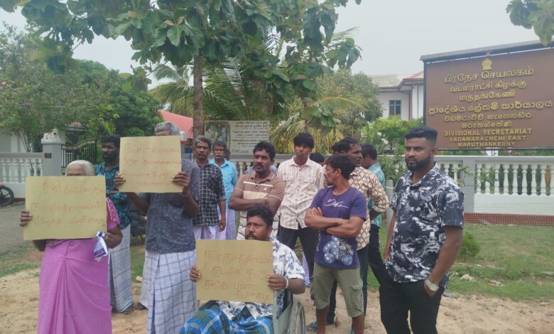 படகு வழங்கலில் முறைகேடு-வடமராட்சி கிழக்கு பிரதேச செயலகம் முன்பாக கவனயீர்ப்பு போராட்டம்