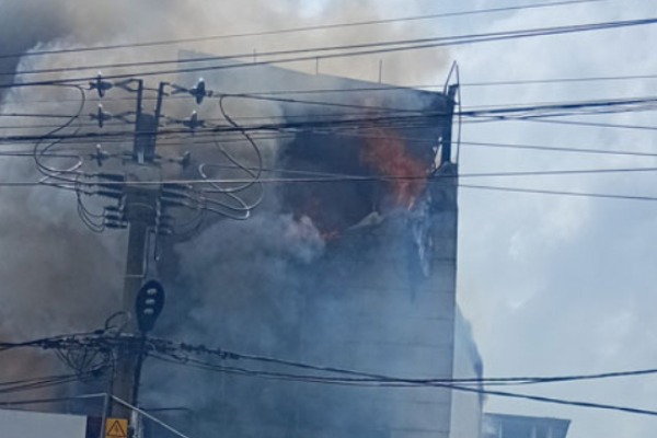 கிரிபத்கொட நகரில் தீ விபத்து: கொழும்பு–கண்டி பிரதான வீதி மூடப்பட்டது!