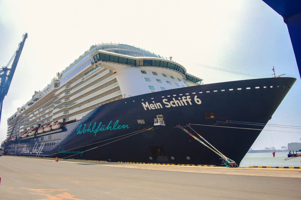 இலங்கைக்கு வந்த சுற்றுலா கப்பலில் இறங்கும் வெளிநாட்டு சுற்றுலா பயணிகளின் படம்