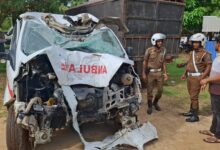 மின் கம்பத்தோடு மோதுண்டு அம்பியூலன்ஸ் விபத்து: இருவர் காயம்!