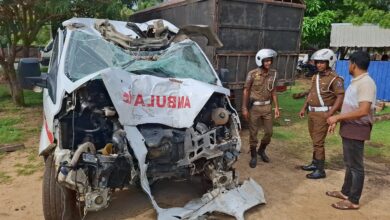 மின் கம்பத்தோடு மோதுண்டு அம்பியூலன்ஸ் விபத்து: இருவர் காயம்!