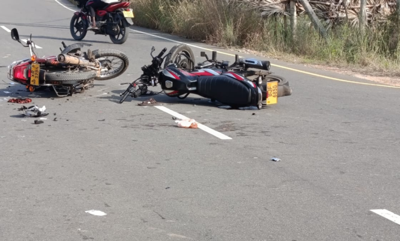 யாழ் குடத்தனை பகுதியில் மோட்டார் சைக்கிள்கள் மோதி விபத்து!