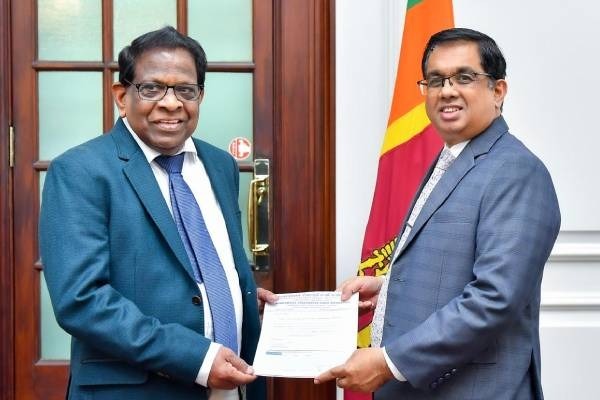 நாட்டை மீள கட்டியெழுப்ப நிதி கையளித்த புலம்பெயர் ஈழத்தமிழ் தொழிலதிபர்!