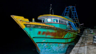 நெடுந்தீவு கடலில் இந்திய மீனவர்கள் எண்மர் கைது!