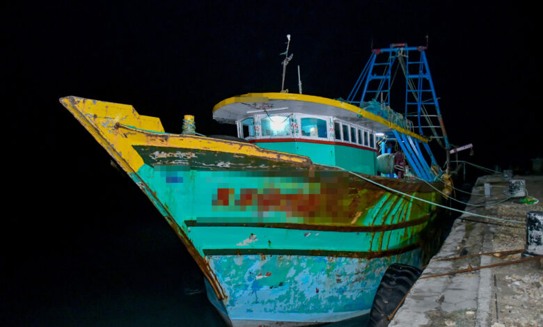 நெடுந்தீவு கடலில் இந்திய மீனவர்கள் எண்மர் கைது!