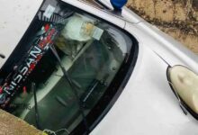 மதகுக்குள் வீழ்ந்த கார்!