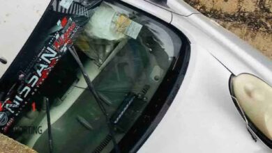 மதகுக்குள் வீழ்ந்த கார்!