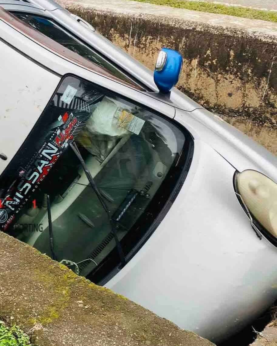 மதகுக்குள் வீழ்ந்த கார்!