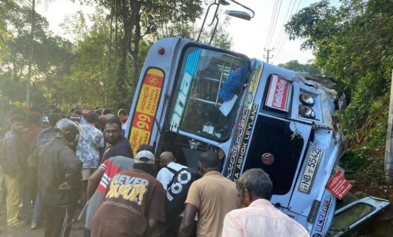 கொழும்பு - பதுளை வீதி களுபஹன பகுதியில் பேருந்து கவிழ்ந்ததில் சாரதி பலி: ஐவர் காயம்!