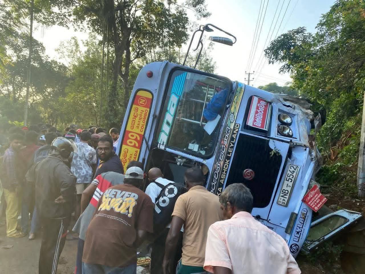 கொழும்பு - பதுளை வீதி களுபஹன பகுதியில் பேருந்து கவிழ்ந்ததில் சாரதி பலி: ஐவர் காயம்!