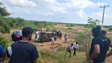 ஹயஸ் வாகனம் வேகக்கட்டுப்பாட்டை இழந்ததால் விபத்து: மூவர் காயம்!