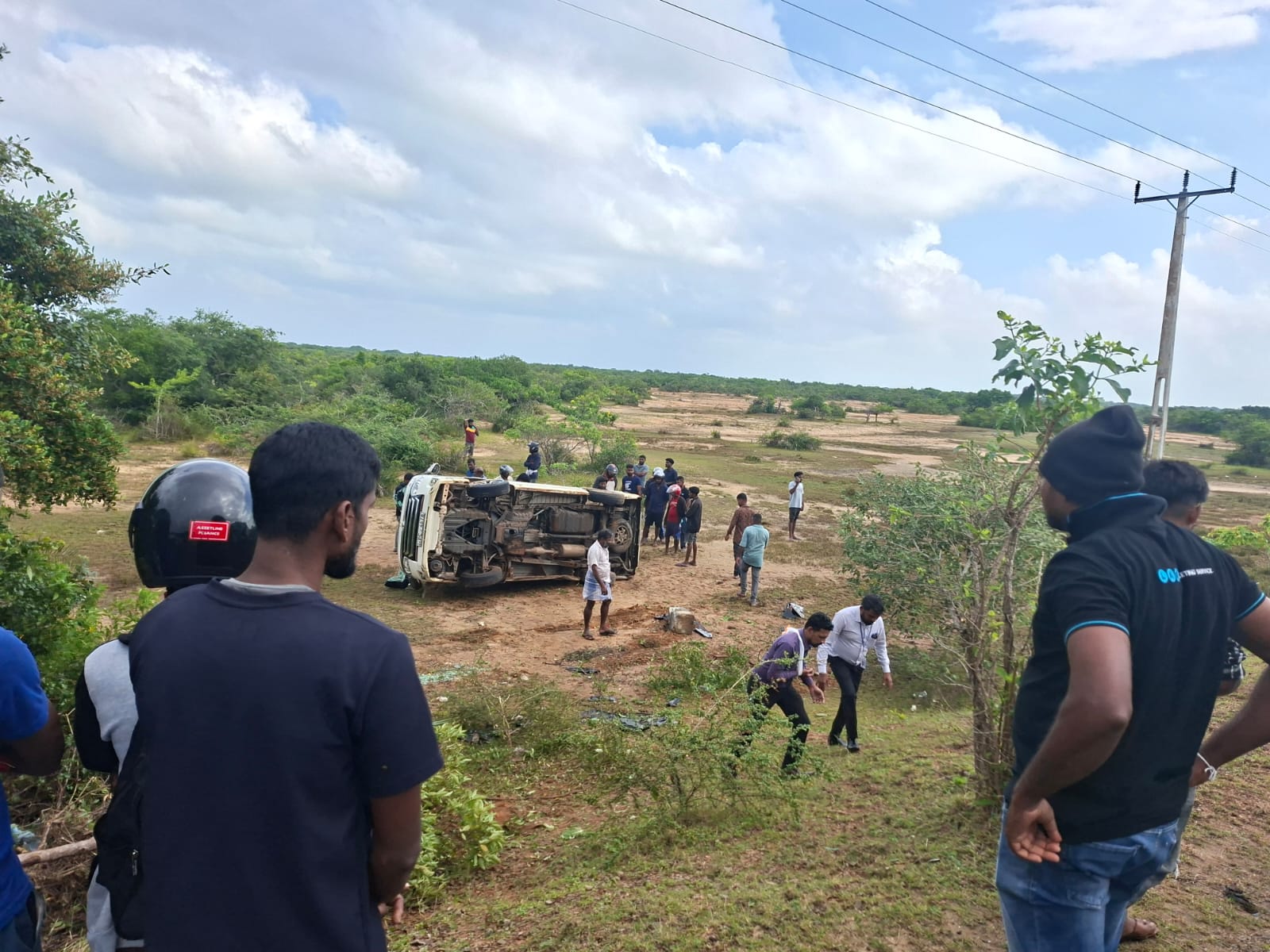 ஹயஸ் வாகனம் வேகக்கட்டுப்பாட்டை இழந்ததால் விபத்து: மூவர் காயம்!