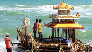 வாழைத்தோட்டம் கடற்கரையில் ஒதுங்கிய தெப்பம்!