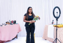 இலங்கையை பூர்வீகமாகக் கொண்ட சுஜிதா பிரதாபன், பிரான்ஸில் பிரபல அழகுக்கலை நிபுணராகவும் சர்வதேச அளவில் புகழ் பெற்றவராகவும் திகழ்கிறார்.