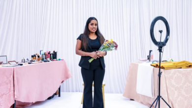 இலங்கையை பூர்வீகமாகக் கொண்ட சுஜிதா பிரதாபன், பிரான்ஸில் பிரபல அழகுக்கலை நிபுணராகவும் சர்வதேச அளவில் புகழ் பெற்றவராகவும் திகழ்கிறார்.