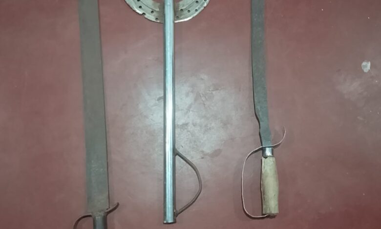 புங்குடுதீவு வல்லனில் வாள்களோடு நடமாடிய இருவர் கைது!