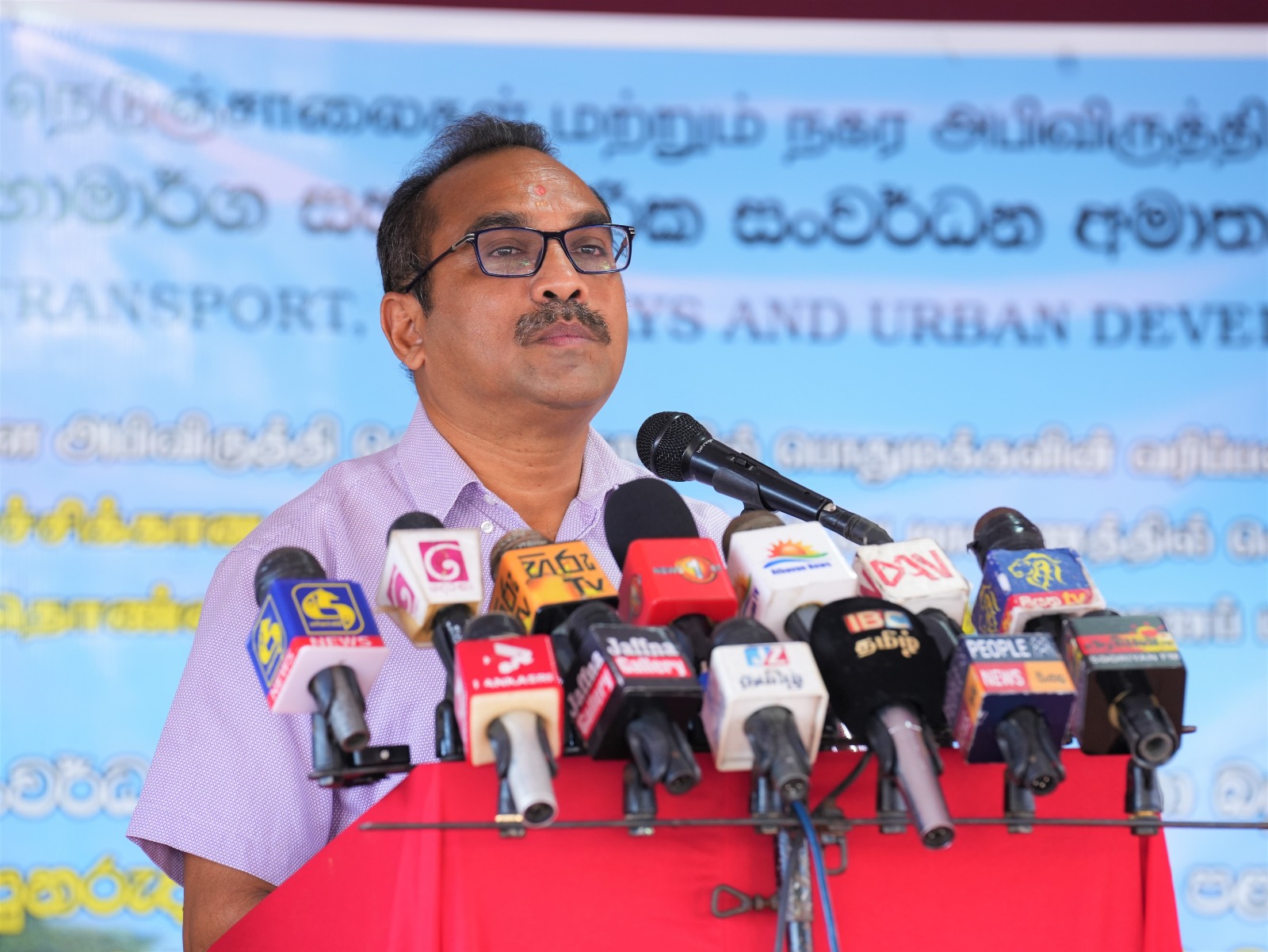 ஆவரங்கால் - தொண்டைமானாறு வீதிப் புனரமைப்பை ஆரம்பித்து வைத்தார் அமைச்சர் பிமல் ரத்நாயக்க!