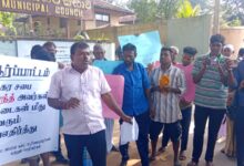 பழக்கடை வியாபாரிகள் யாழ் மாநகர சபை மூன்றலில் போராட்டம்!