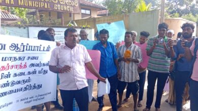 பழக்கடை வியாபாரிகள் யாழ் மாநகர சபை மூன்றலில் போராட்டம்!