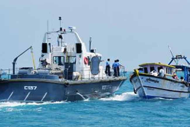 வடக்கு கடலில் 12 இந்திய மீனவர்கள் கைது!