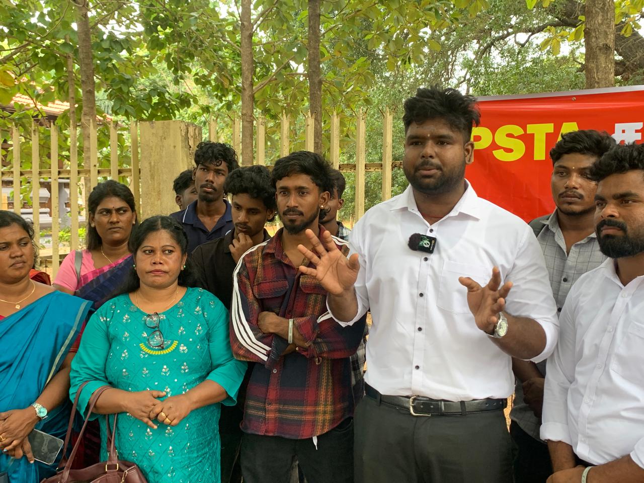 யாழ்.பல்கலை முன்றலில் தபால் கையெழுத்துப் போராட்டம்!