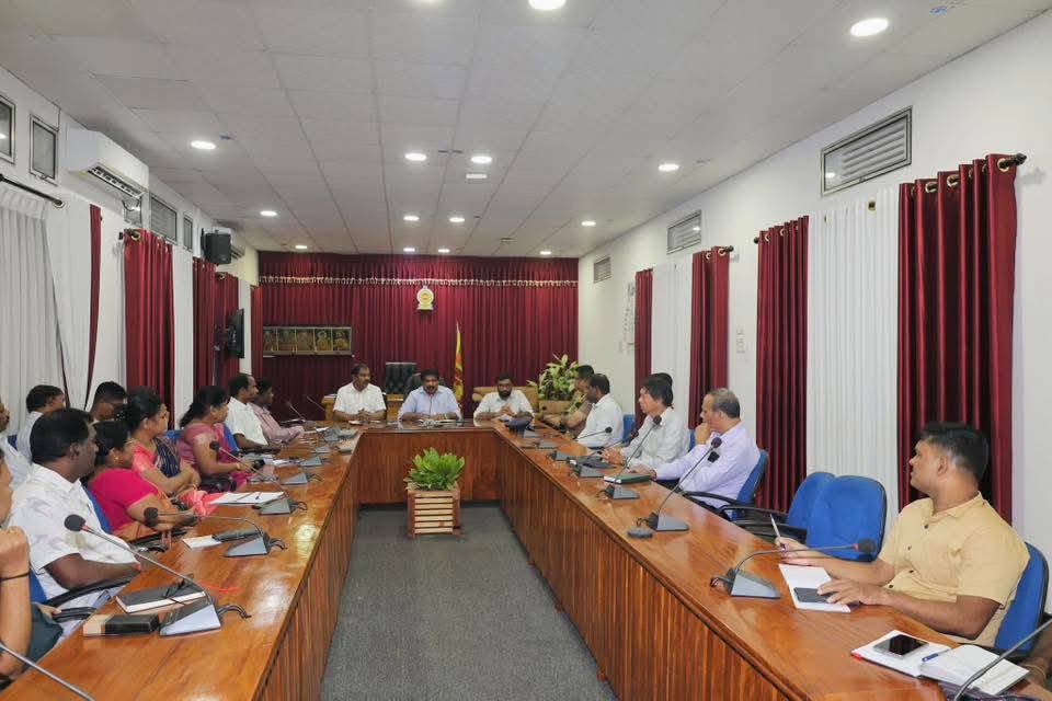 எதிர்வரும் வாரம் முதல் வேலை நாட்களை 4 நாட்களாக குறைத்து அநாவசிய எரிபொருள் செலவுகளை குறைக்க அரசு நடவடிக்கை!