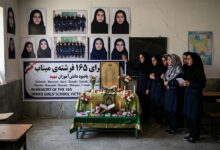 ஈரானின் தெற்கு நகரமான மினாப் (Minab) நகரிலுள்ள பெண்கள் பாடசாலை மீது நடத்தப்பட்ட தாக்குதலில் உயிரிழந்த 165 மாணவிகள் மற்றும் ஊழியர்களுக்கு அரசு மரியாதையுடன் இறுதிச் சடங்கு நேற்று (04) நடைபெற்றது.