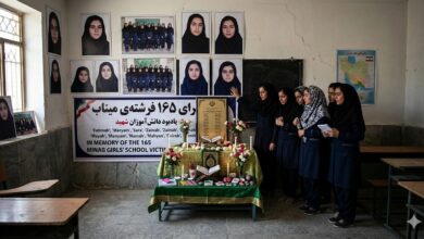 ஈரானின் தெற்கு நகரமான மினாப் (Minab) நகரிலுள்ள பெண்கள் பாடசாலை மீது நடத்தப்பட்ட தாக்குதலில் உயிரிழந்த 165 மாணவிகள் மற்றும் ஊழியர்களுக்கு அரசு மரியாதையுடன் இறுதிச் சடங்கு நேற்று (04) நடைபெற்றது.