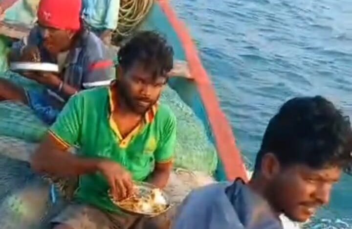 கடலுக்கு சென்று காணாமல் போன ஊரணி மீனவர்களை மீட்டு எல்லையில் சேர்த்த இந்திய மீனவர்கள்!