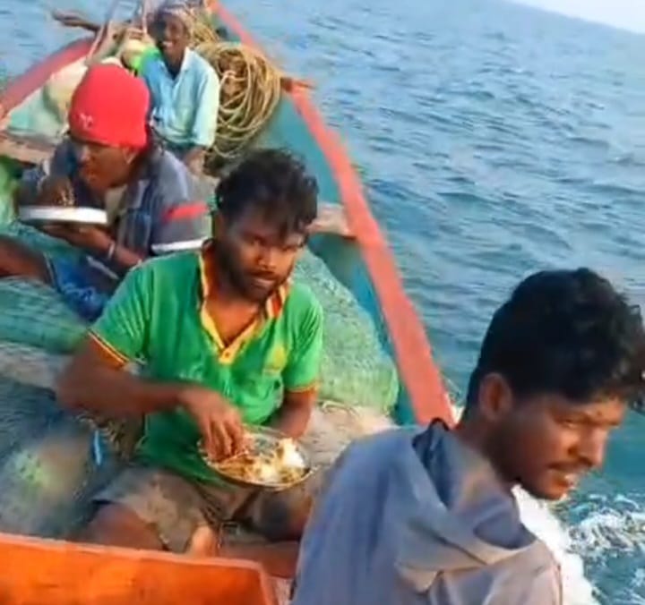 கடலுக்கு சென்று காணாமல் போன ஊரணி மீனவர்களை மீட்டு எல்லையில் சேர்த்த இந்திய மீனவர்கள்!