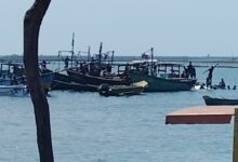 பாலைதீவு சென்ற படகு கவிழ்ந்தது: படகில் இருந்தவர்கள் நீரில் முழ்கினர்!