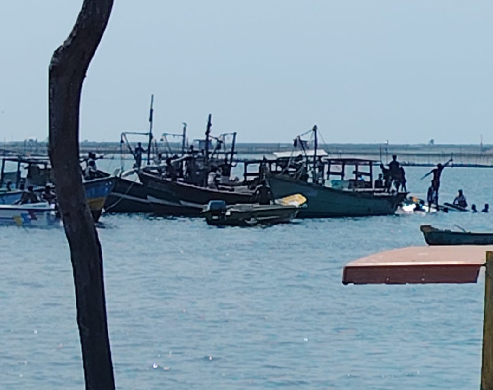 பாலைதீவு சென்ற படகு கவிழ்ந்தது: படகில் இருந்தவர்கள் நீரில் முழ்கினர்!