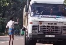 மண் கடத்தலை காட்டிக்கொடுத்ததாக தெரிவித்து டிப்பர் வாகனத்தை மறித்து தாக்குதல்!