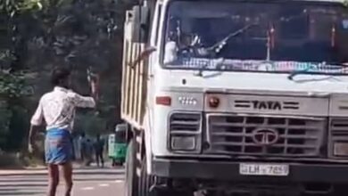 மண் கடத்தலை காட்டிக்கொடுத்ததாக தெரிவித்து டிப்பர் வாகனத்தை மறித்து தாக்குதல்!